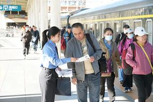 文班亚马今日学习如何打冰球？这一招一式还挺像那么回事儿~